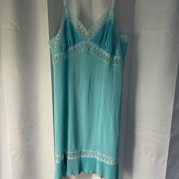 Vintage Lace Peekaboo Slip - Picture 5 of 5